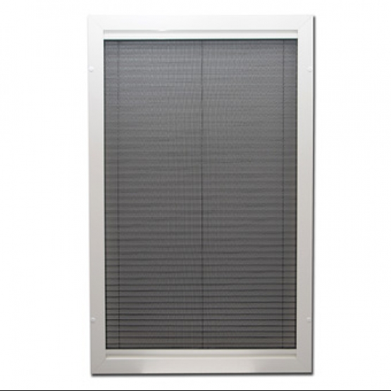 VASTE RAAMHOR PLISSE Aluminium frame voorzien van zwart geplisseerd gaas, dat middels een treklijst van boven naar beneden òf van links naar rechts kan worden bediend. Een decoratieve oplossing voor uw woning.